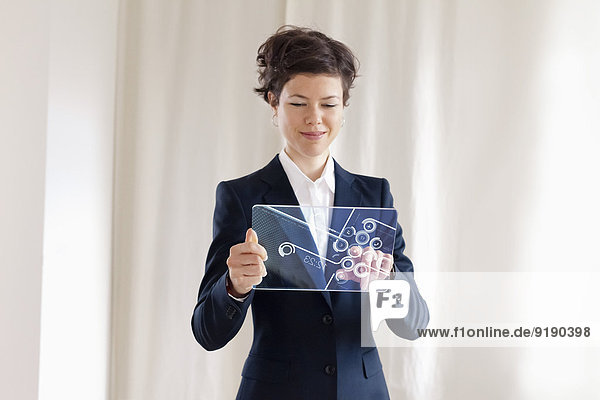 Zuverlässige Geschäftsfrau mit Futuristic Digital Tablet
