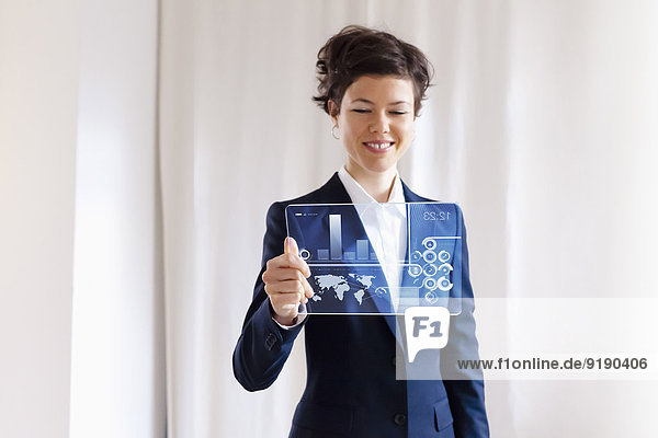 Geschäftsfrau Holding Modern Blank Electronic Digital Tablet mit Grafik