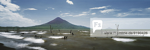 Blick auf den Managua-See und den Vulkan Momotombo,  Nicaragua