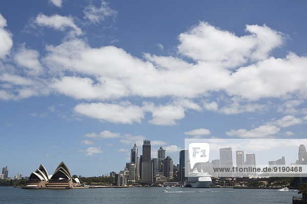 Blick auf das Opernhaus und die Skyline von Sydney bei bewölktem Himmel  Australien