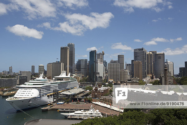 Sydney Hafen und Skyline vor bewölktem Himmel  Australien
