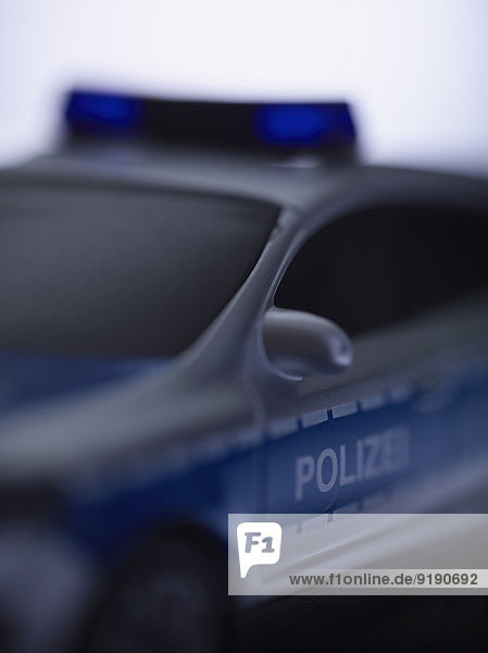 Spielzeug-Polizeiwagen über weißem Hintergrund
