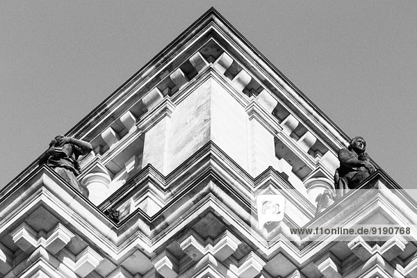 Flachwinkelansicht des Parlamentsgebäudes gegen klaren Himmel,  Berlin,  Deutschland