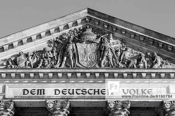 Flachwinkelansicht des Parlamentsgebäudes gegen den Himmel,  Berlin,  Deutschland