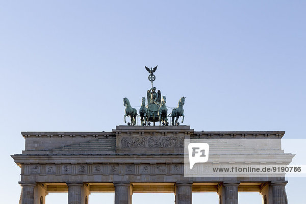 Hoher Abschnitt des Brandenburger Tores gegen klaren Himmel  Berlin  Deutschland