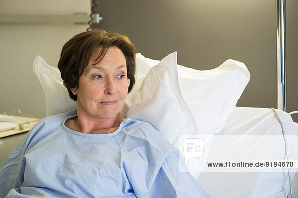 Frau im Krankenhausbett sitzend
