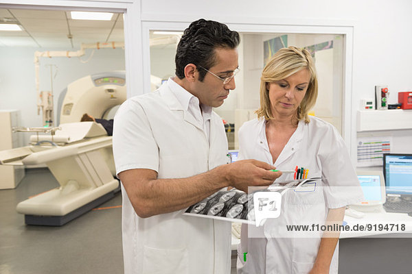 Ärzte untersuchen MRT-Bericht im medizinischen Untersuchungsraum