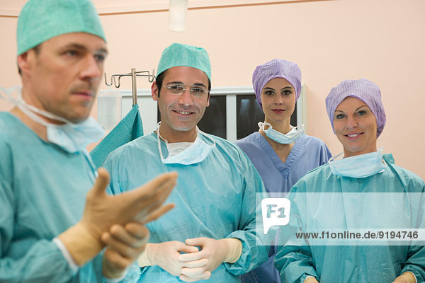 Medizinisches Team lächelt im Operationssaal