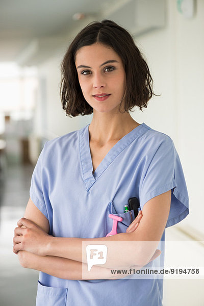 Porträt einer Krankenschwester mit verschränkten Armen
