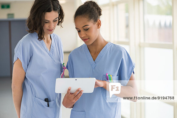 Krankenschwestern beobachten Clip auf einem digitalen Tablett