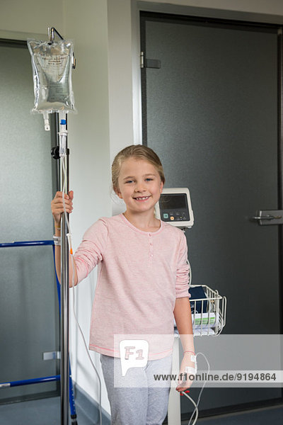 Porträt einer Patientin  die im Krankenhaus lächelt