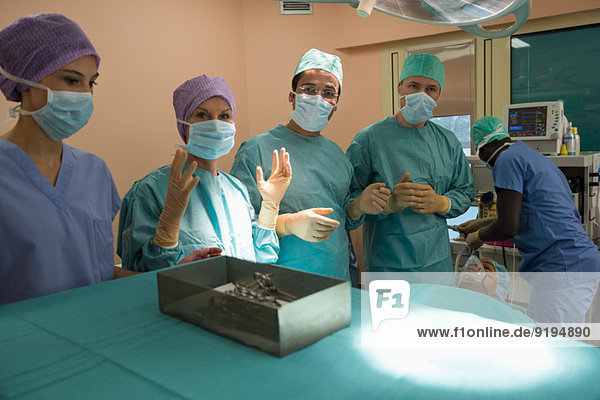 Medizinisches Team,  das einen Patienten in einem Operationssaal operiert