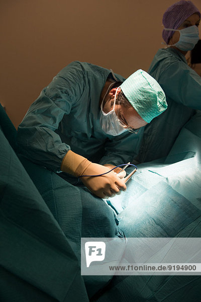 Medizinisches Team  das einen Patienten in einem Operationssaal operiert