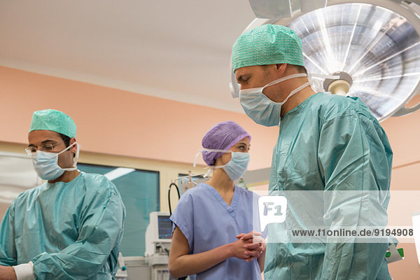 Medizinisches Team bei der Vorbereitung einer Operation im Operationssaal