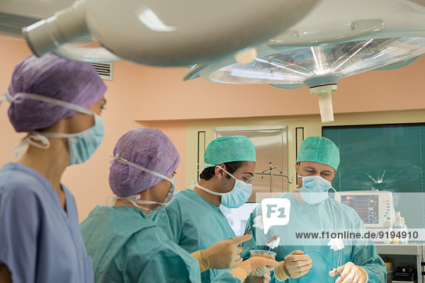 Medizinisches Team,  das eine Operation in einem Operationssaal durchführt
