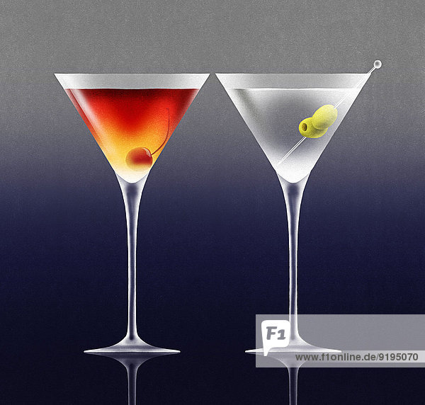 Zwei unterschiedliche Martini-Cocktails mit Kirsche und Olive