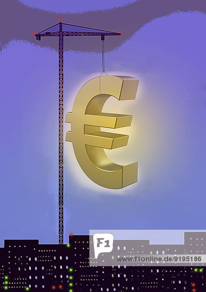 Kran hebt ein großes goldenes Euro-Symbol bei Nacht über die Hochhäuser einer Stadt
