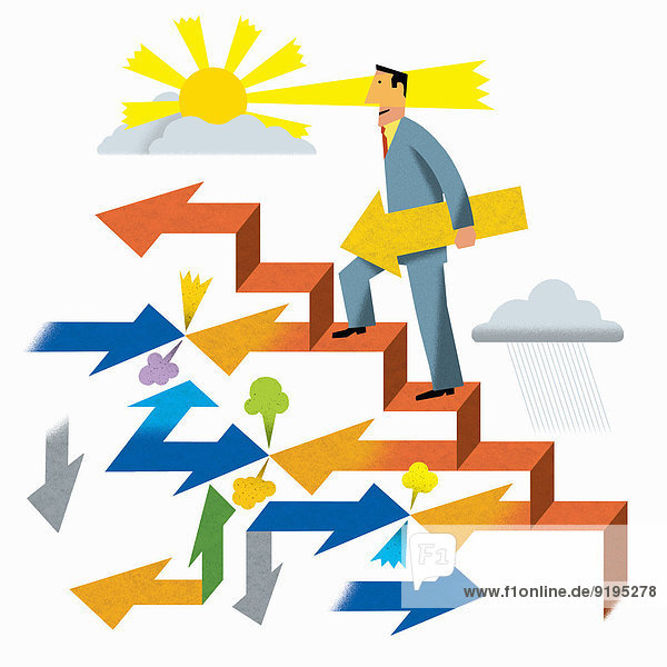 Erfolgreicher Geschäftsmann steigt eine Treppe in Pfeilform hinauf unter der sich Pfeile in unterschiedliche Richtungen bewegen