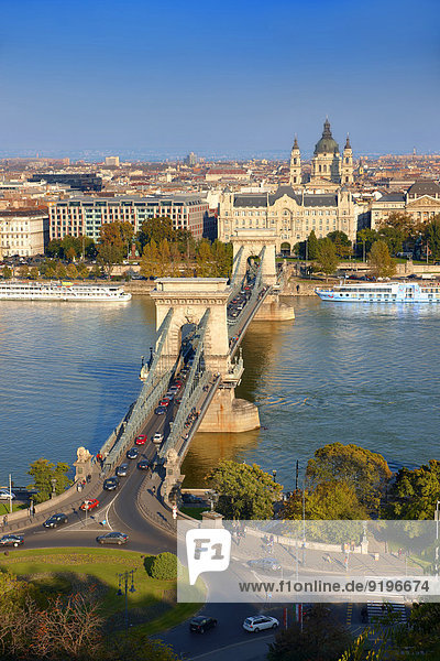 Blick vom Burgberg über die Donau mit Kettenbrücke auf Pest  Budapest  Ungarn