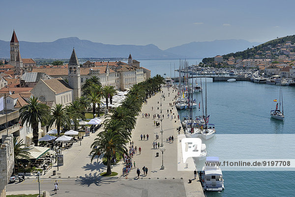 Palast Schloß Schlösser über Stadt Ansicht UNESCO-Welterbe Kroatien Dalmatien alt Trogir