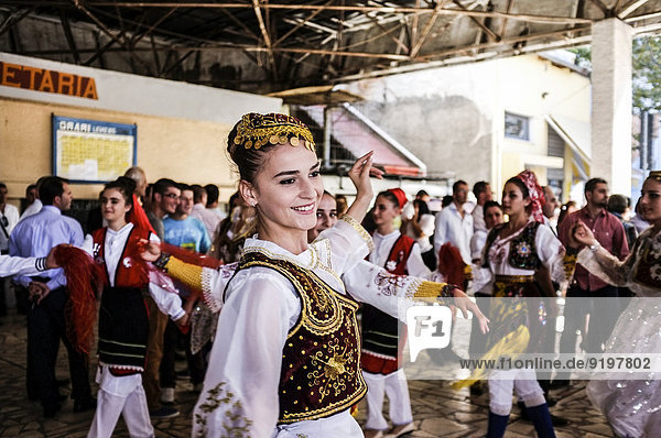 Hochzeit in der Schalterhalle des alten Bahnhofs Shkoder Albanien