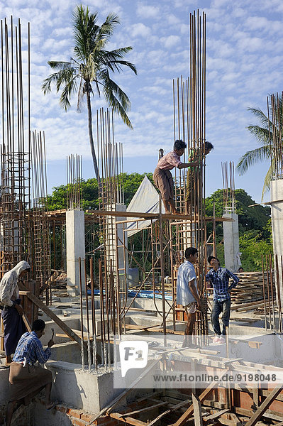 Bauarbeiter auf einer Hochhausbaustelle verdrahten Bewehrungsstahl, Mandalay, Myanmar