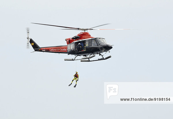 Seenot-Bergungsübung mit Froschmann an Seilwinde  Rettungshubschrauber-Staffel der kanarischen Regierung  Teneriffa  Spanien