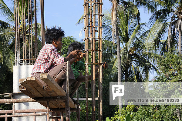 Bauarbeiter auf einer Hochhausbaustelle verdrahten Bewehrungsstahl Mandalay Myanmar