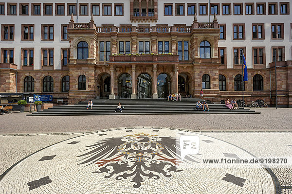 Mosaik  Reichsadler des deutschen Kaiserreichs ab 1888  Wappeninsel  Neues Rathaus  Schlossplatz  Wiesbaden  Hessen  Deutschland