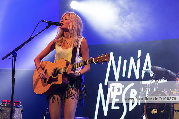 Die junge schottische Singer-Songwriterin Nina Nesbitt  live beim Blue Balls Festival  Luzern  Schweiz
