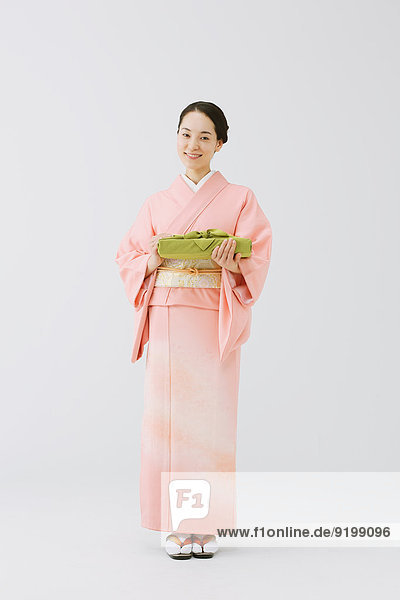 Frau Tradition weiß Hintergrund jung japanisch Kimono