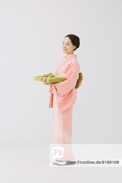 Frau Tradition weiß Hintergrund jung japanisch Kimono