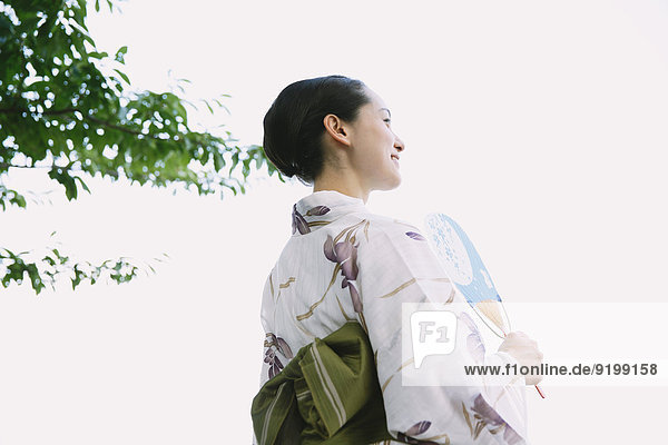 Frau Tradition jung japanisch Kimono