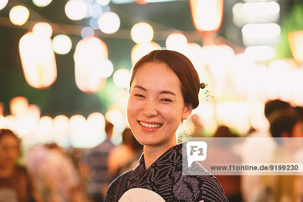 Frau Tradition Sommer jung Festival japanisch Kimono
