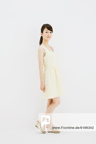 stehend junge Frau junge Frauen weiß Hintergrund 1 Kleid japanisch Stück