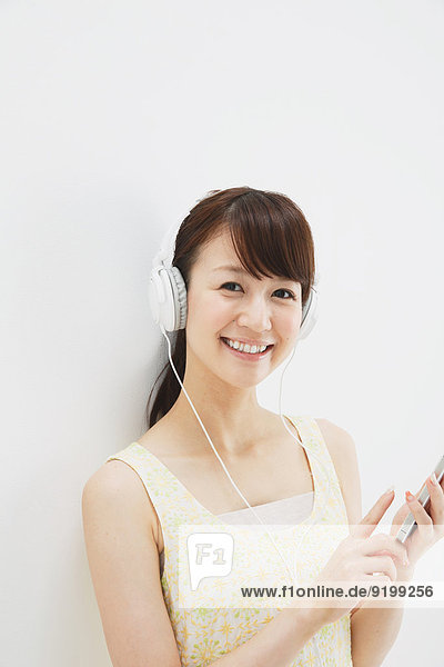 stehend junge Frau junge Frauen weiß Hintergrund 1 Kopfhörer Kleid japanisch Stück