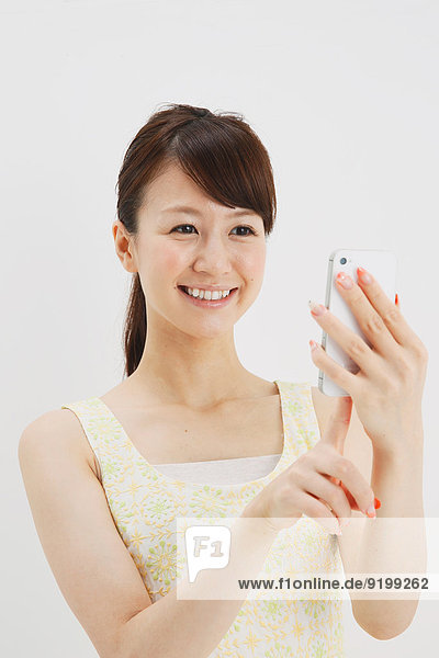 junge Frau junge Frauen weiß Hintergrund 1 Kleid japanisch Stück Smartphone