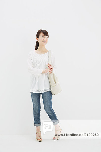 stehend junge Frau junge Frauen weiß Hemd Hintergrund Jeans japanisch