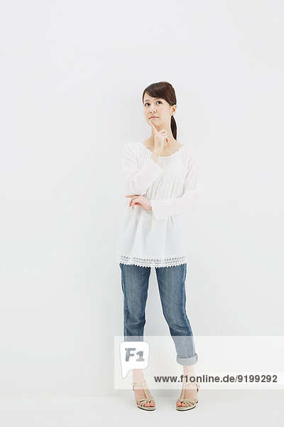 stehend junge Frau junge Frauen weiß Hemd Hintergrund Jeans japanisch