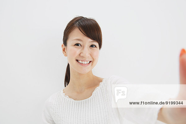 junge Frau junge Frauen weiß Hemd Hintergrund japanisch