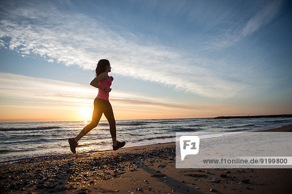 Strand rennen jung Mädchen