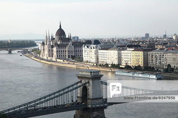 Stadtansicht mit Kettenbrücke und Parlamentsgebäude  Budapest  Ungarn
