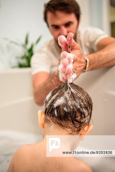 Vater Shampooing Kleinkind Töchter Haare beim Baden