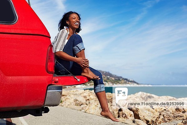 Junge Frau auf Autohaube sitzend  Malibu  Kalifornien  USA