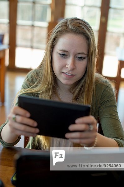 Junge Frau mit digitalem Tablett