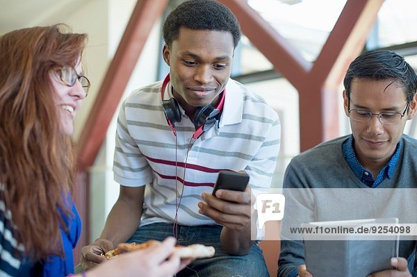 Studenten mit digitalem Tablett und Smartphone