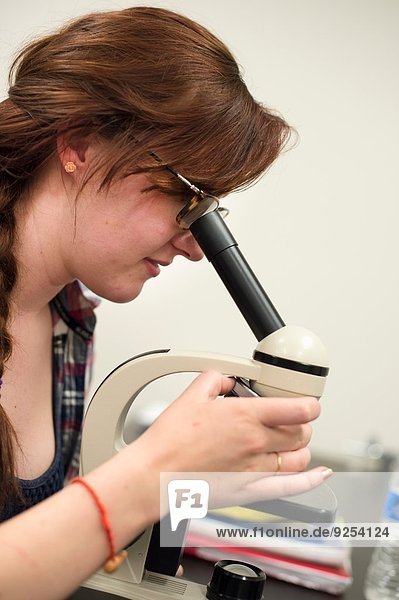 Student der Naturwissenschaften mit dem Mikroskop