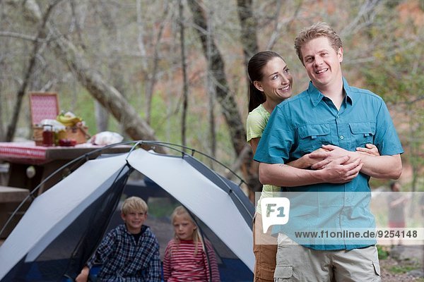 Ehepaar und drei Kinder auf dem Campingplatz  Sedona  Arizona  USA