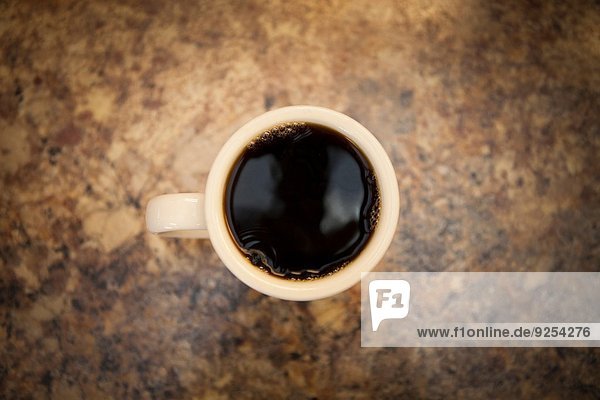 Overhead-Ansicht der Tasse schwarzen Kaffee auf der Kaffeetheke