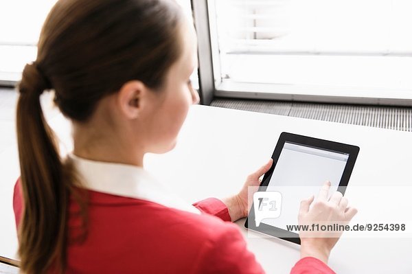 Geschäftsfrau mit digitalem Tablett-Touchscreen im Büro